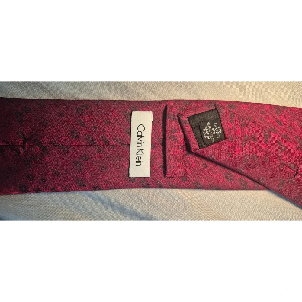 Calvin Klein Mens Burgundy Black Floral Silk Blend Necktie Formal Dress Tie